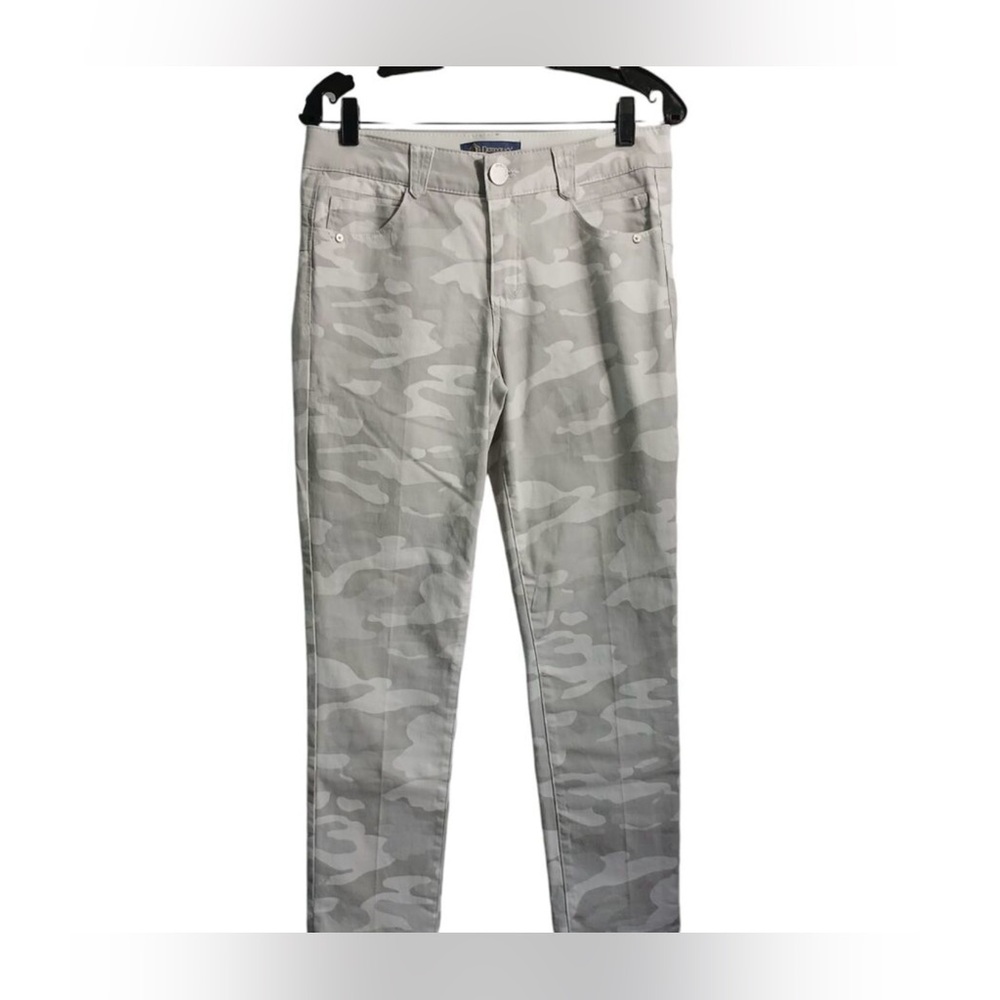 Democracy Women 8 Ab Solution Gray White Camo Capri stretch jeans